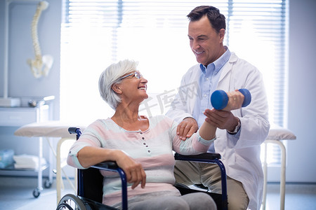 物理治疗师协助老年患者进行手部锻炼