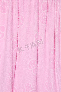 粉红色的窗帘。
