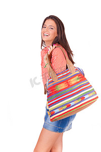 成本低摄影照片_年轻漂亮的女人背着彩色包走路