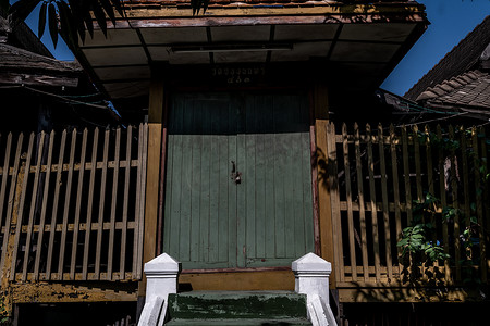 传统泰式木门和露台，传统房屋。