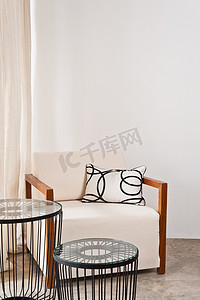客厅里明亮的白色扶手椅