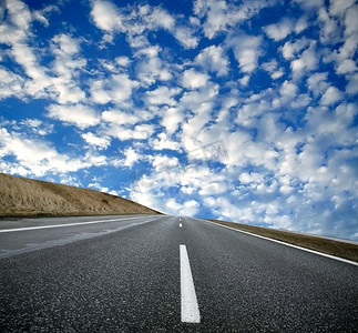 梦幻般的摄影照片_空旷的道路和梦幻般的天空