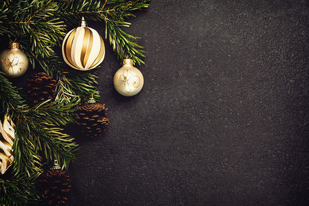 圣诞作文、贺卡或其他设计的空白 — 圣诞树枝，深色背景装饰，平躺，顶视图，复制空间，文本位置