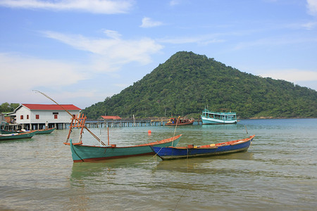 “从泰国湾的高龙萨姆隆岛看Koh Kon岛”