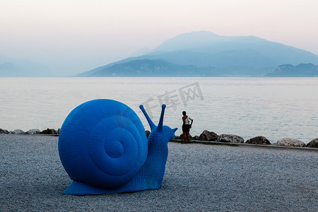 “意大利西尔苗内加尔达湖海滩上的蓝蜗牛”