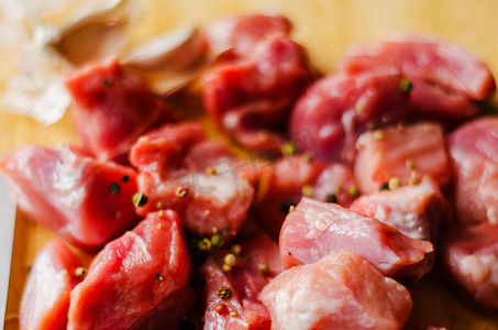 生肉切成块，准备烹调的猪肉，红肉