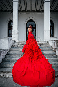 女人复古红色连衣裙旧城堡美丽的公主穿着诱人的衣服