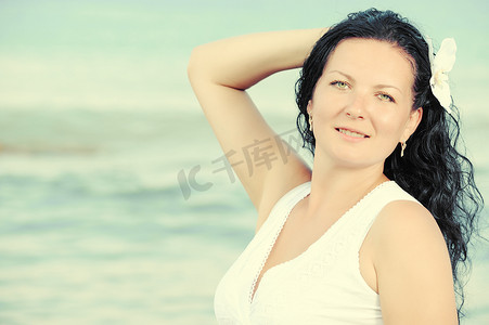 在海边的白色太阳裙的女人