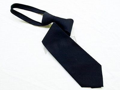 在白色背景隔绝的卷起的黑色领带。
