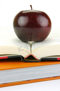 书籍上的苹果摄影照片_书本上的苹果