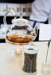 茶壶中的凉茶和瓶中的茶树