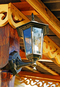 传统灯笼图案摄影照片_墙上的灯笼装饰着木雕