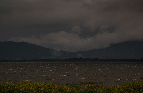 phra摄影照片_春武里府云雾缭绕的群山背景下的 Bang Phra 水库之美。