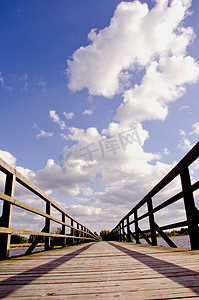与云彩的木桥透视