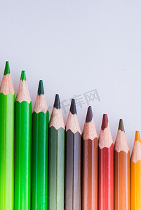 彩色铅笔创意艺术摄影照片_在白色背景上放置的彩色铅笔