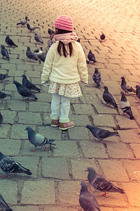 鸽子和平摄影照片_灰鸽子中的小女孩成群结队地生活在城市