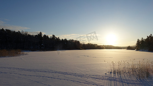 天亮了，太阳刚刚从结冰的湖面上升起