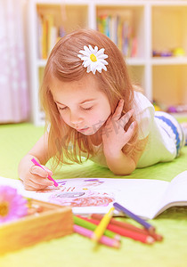 学龄前儿童女孩用彩色铅笔绘画