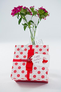 有愉快的母亲节标记和花瓶的礼物盒