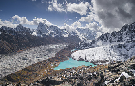 悟空摄影照片_Gokyo 村和 Cholatse 湖和 Ngozumpa 冰川