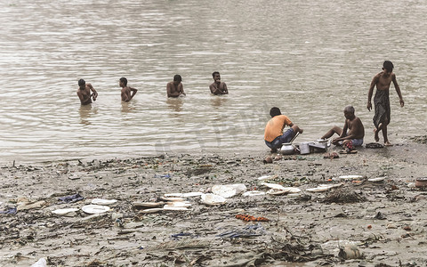 受污染摄影照片_印度西孟加拉邦加尔各答，2018 年 10 月 15 日-人们在受污染的恒河河坛 (Hooghly) 河岸洗澡。