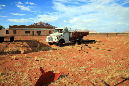 被遗弃在沙漠中的旧卡车