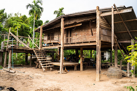 泰国当地人的传统房子在村庄