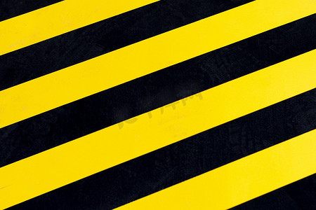 仓库地板上的黄色和黑色条纹。