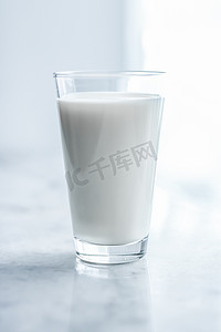 世界食物日摄影照片_世界牛奶日，大理石桌上满满的玻璃杯