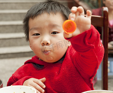 吃东西的小孩摄影照片_一个小孩宝宝正在吃东西