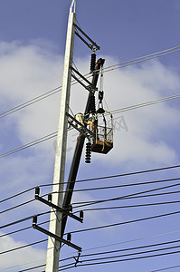 电工在电线杆上进行电气维修