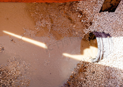 管道维修工程期间从排水管流出的污水