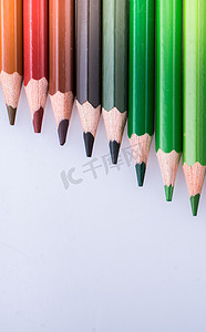 在白色背景上放置的彩色铅笔
