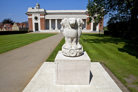 佛兰德斯战场上的印度纪念碑和伊普尔的梅宁门