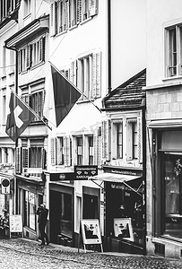 复古单色摄影照片_历史悠久的老城区、靠近市中心 Bahnhofstrasse 大街的商店和豪华商店、瑞士建筑和瑞士苏黎世旅游目的地的复古单色景观