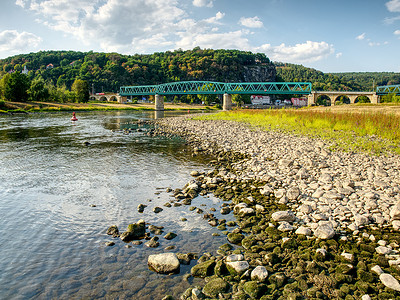 捷克语摄影照片_德钦镇的易北河（捷克语 Labe），水位 0.8m