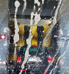 洗车玻璃摄影照片_在洗车场洗车