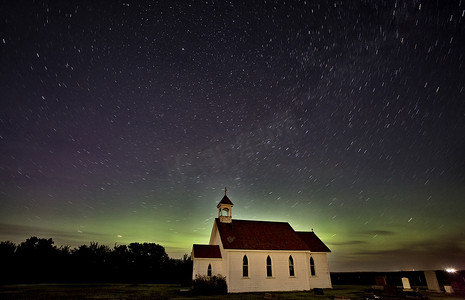 大气粒子摄影照片_夜教堂北极光
