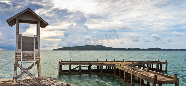 这座桥摄影照片_这座桥延伸到泰国的大海。