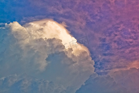 天空流云摄影照片_云中之光