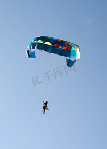夫妇滑翔伞卡兰古特果阿印度