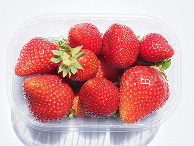 一盒草莓摄影照片_一盒草莓