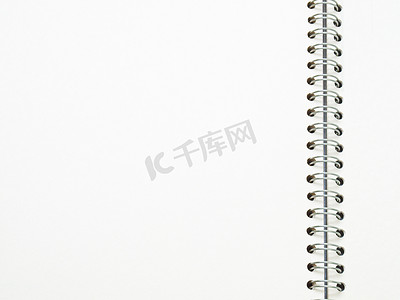 装订书摄影照片_在白色的开放螺旋装订笔记本