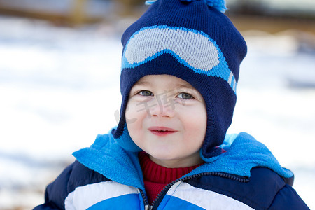 可爱的小男孩在雪地里玩耍