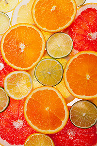 不同颜色的柑橘类水果片的背景特写