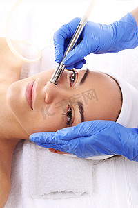 在美容院进行微晶换肤术治疗时放松的女人
