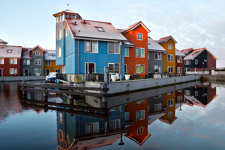 荷兰色彩缤纷的水上建筑