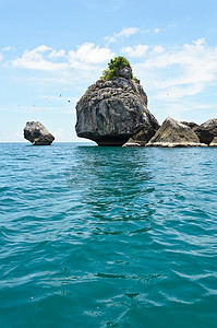 海中小岛摄影照片_适合潜水的海中小岛