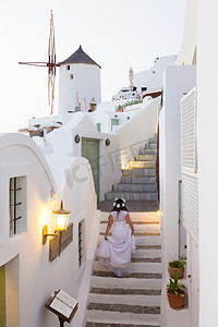 婚礼在希腊圣托里尼岛伊亚村举行。