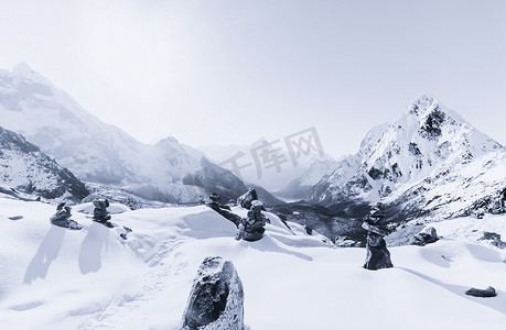 喜马拉雅黎明时的 Cho La 山口和雪峰
